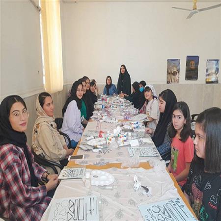 در راستای ترویج کتابخانه های عمومی و کسب و کارهای کوچک برگزاری کارگاه آموزشی ویترای (نقاشی روی شیشه)در کتابخانه برگزار شد