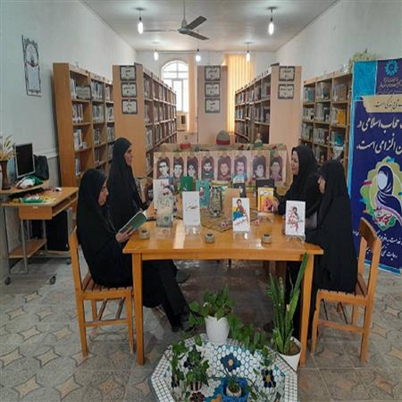 نمایشگاه کتاب و جمع خوانی به مناسبت هفته دفاع مقدس